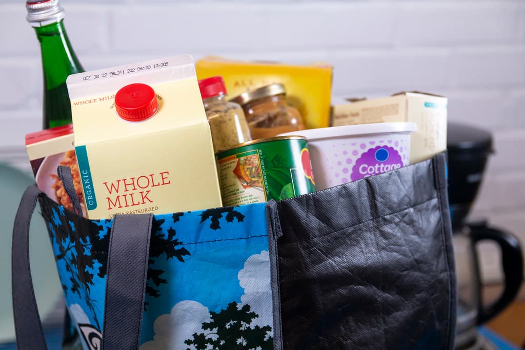Faites vos courses sans bouger de chez vous : supermarché, marché ou épicerie de quartier.