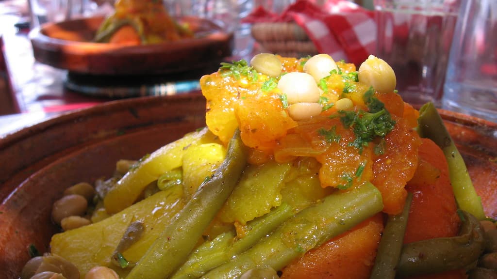 Vos plats préférés livrés chauds et à temps, depuis les meilleurs restaurants d'Agadir.